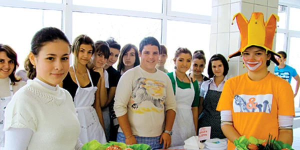 Deşi sunt înscrişi la un profil economic, elevilor nu le-a fost teamă să intre în bucătărie