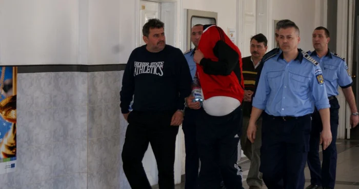 Polițistul (în bluză cu dungi) și ceilalți doi complici au ajuns la Tribunal