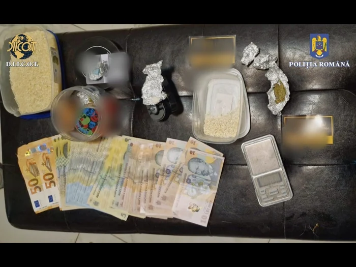 Drogurile, banii și unul dintre cântarele confiscate de autorități/FOTO Poliția Română