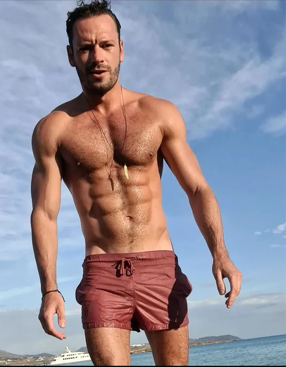 Marius este pasionat de sport şi de călătorii