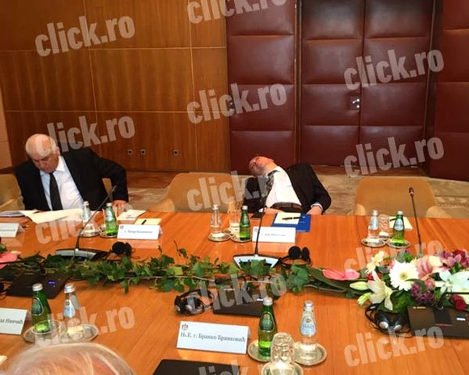Dan Mihalache a dormit pe săturate la întâlnirea cu delegaţia sârbă, anul trecut. Sâmbătă seară, Mihai Gâdea l-a ţinut de vorbă şi nu l-a mai lăsat să aţipească