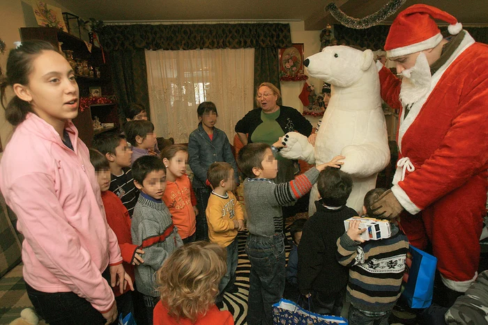 Copiii orfani sau din familii sărace au, măcar o dată pe an, o bucurie imensă - venirea Moşului