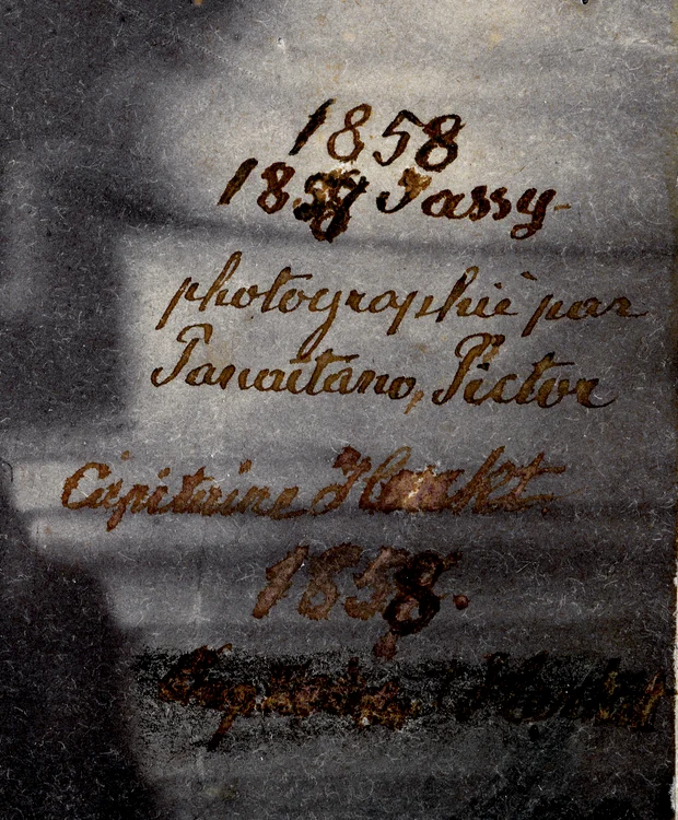 Detaliu al inscripției de pe fotografia care-l reprezintă pe căpitanul Henrich Herkt