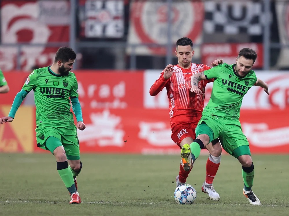 Dinamoviștii au reușit să blocheze atacurile arădenilor (Foto: sportpictures.eu)