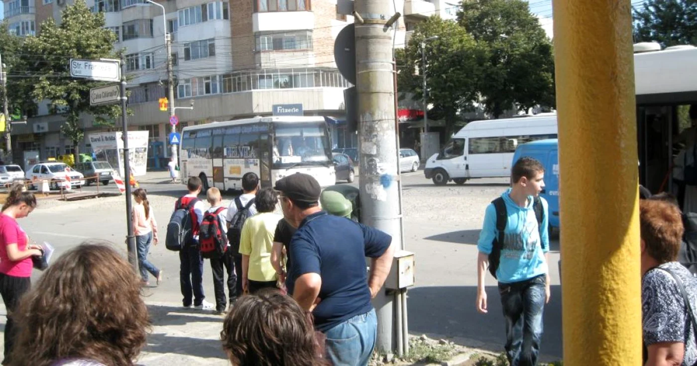 Furnicar de oameni în staţia improvizată de la Catedrală