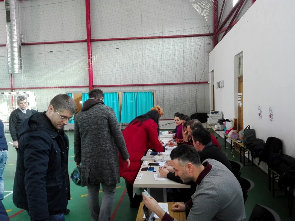 Imagine dintr-o secţie de vot din comuna Floreşti  FOTO Florina Pop