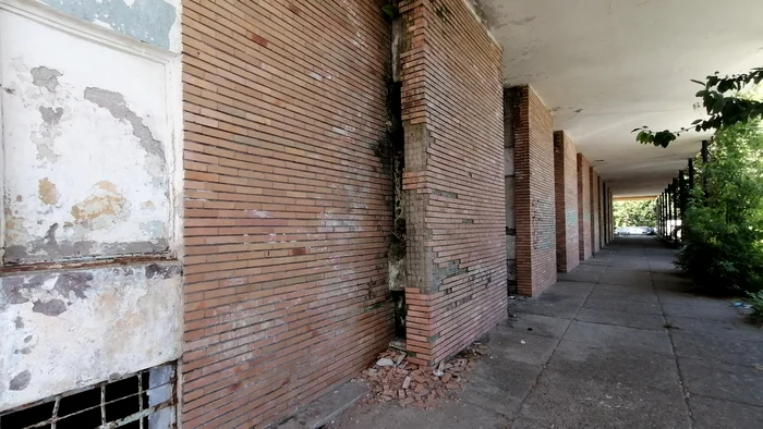 Și-n interior, și-n exterior  buruienile și mucegaiul  au pus stăpânire pe  mobilier și pe clădire