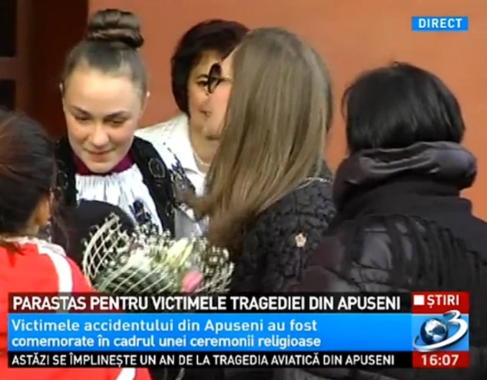 Romaniţa şi Albert au fost întâmpinaţi de gazde în costume populare la căminul cultural din comuna Horea