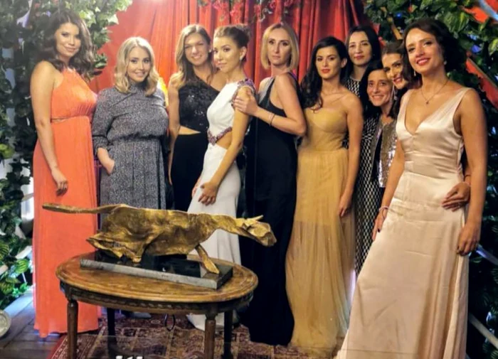 
    Simona Halep, alături de celelalte invitate la nuntăFOTO: Instagram  