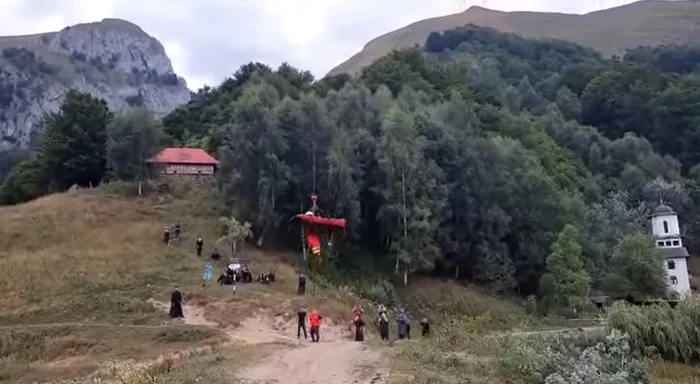 Salvare spectaculoasă cu elicopterul SMURD deasupra munţilor în PN Buila - Vânturariţa de la Mănăstirea Pătrunsa judeţul Vâlcea Foto Adevărul credit Salvamont România