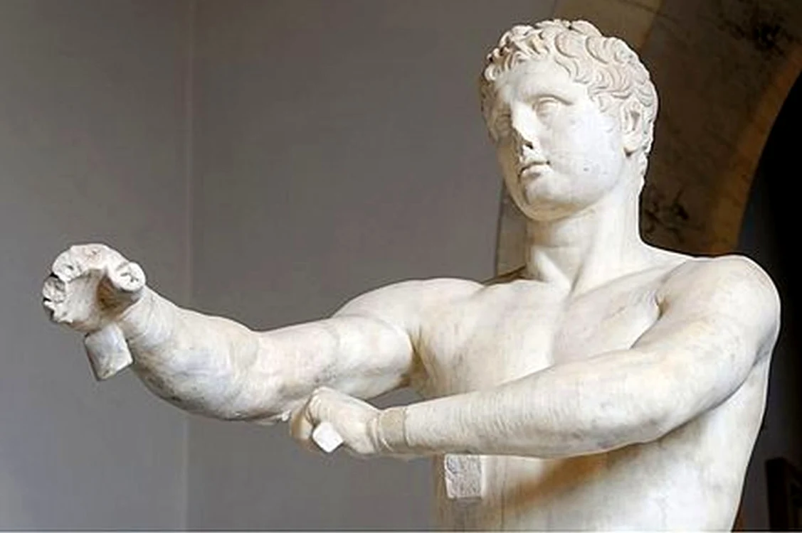 Statuie din Muzeul Vaticanului, care reprezintă un atlet folosind un strigiliu FOTO Muzeul Vaticanului