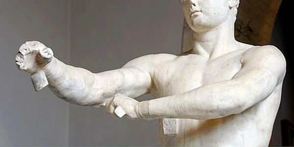 Statuie din Muzeul Vaticanului care reprezintă un atlet folosind un strigiliu FOTO Muzeul Vaticanului