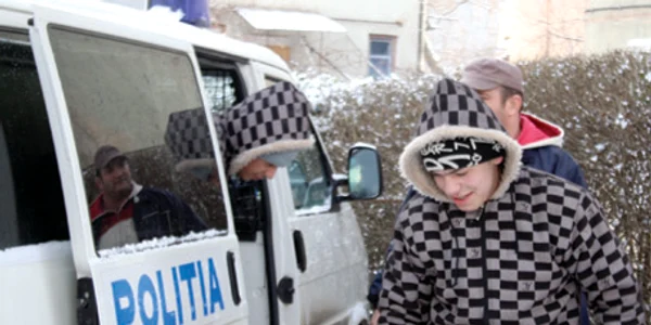 Cei doi suspecţi au ajuns iar la Poliţie, după ce judecătorii au decis că nu sunt pericol public şi pot să stea în libertate