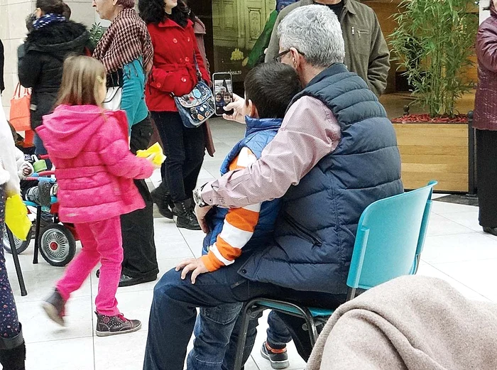 
    Silviu a atras atenţia  tuturor celor din mall,  când a început să se  pozeze cu telefonul Foto: Cristina Ologeanu   