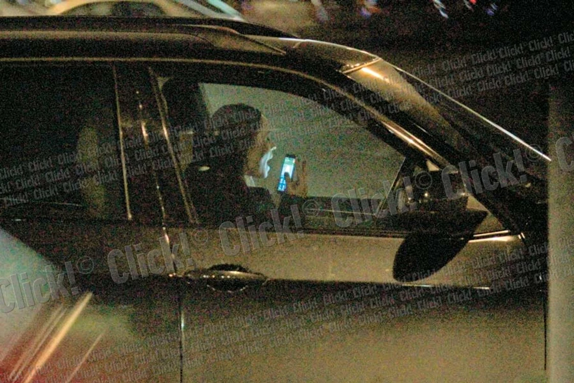 
    Andreea Marin a fost surprinsă de fotoreporterii  Click! joi după amiaza, când a stat două ore în  maşină în parcarea unui mall. A vorbit la telefon,  a ţipat, a gesticulat şi a dat mesaje (Fotografii: Cezar Preda)  