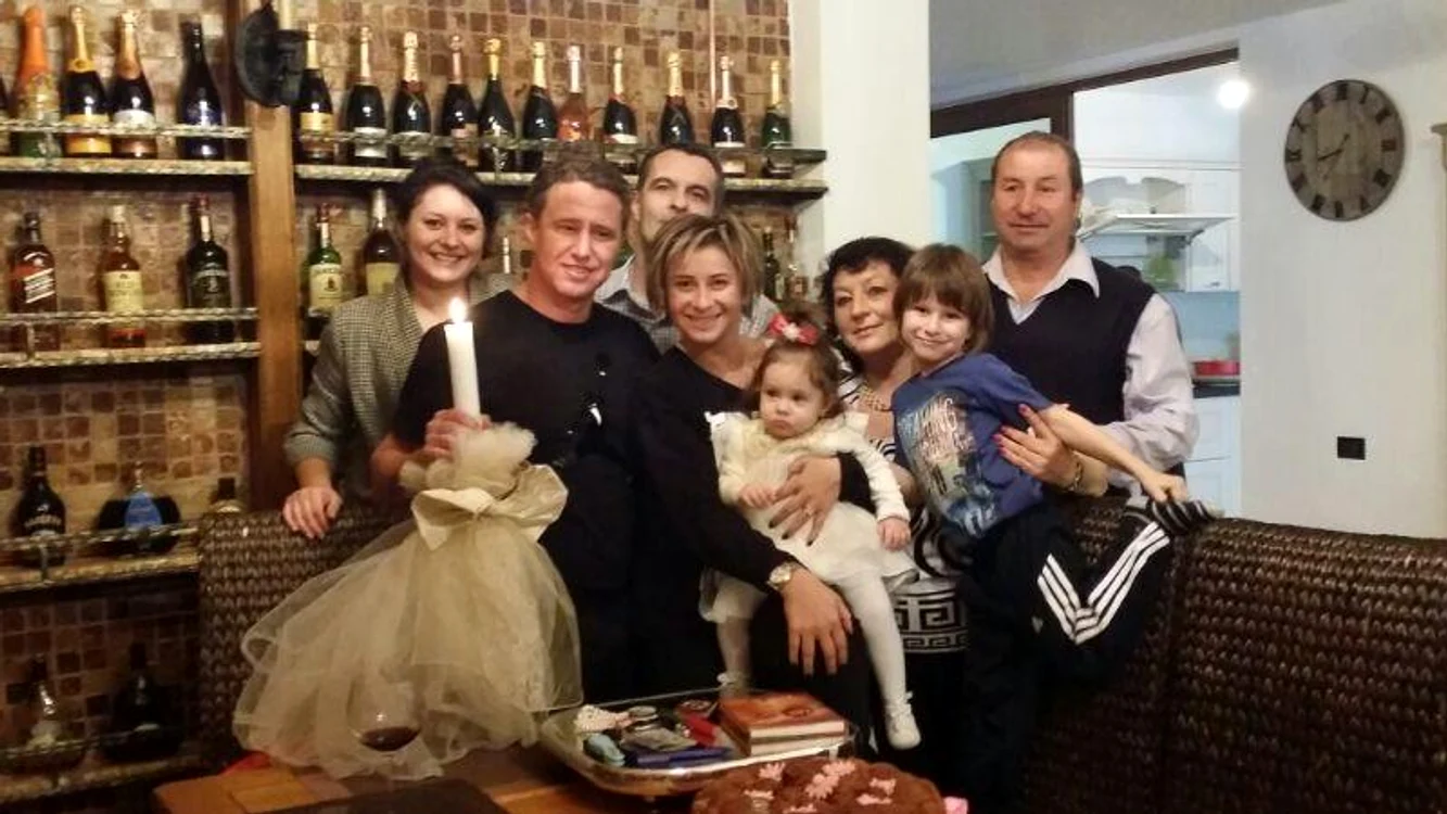 
    Sexy-impresara şi Reghe sunt naşi pentru mulţi copii (Foto: arhiva personală)  