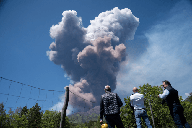 Imagini dramatice au surprins momentul în care turiștii fug de pe Etna, în timp ce vulcanul erupea