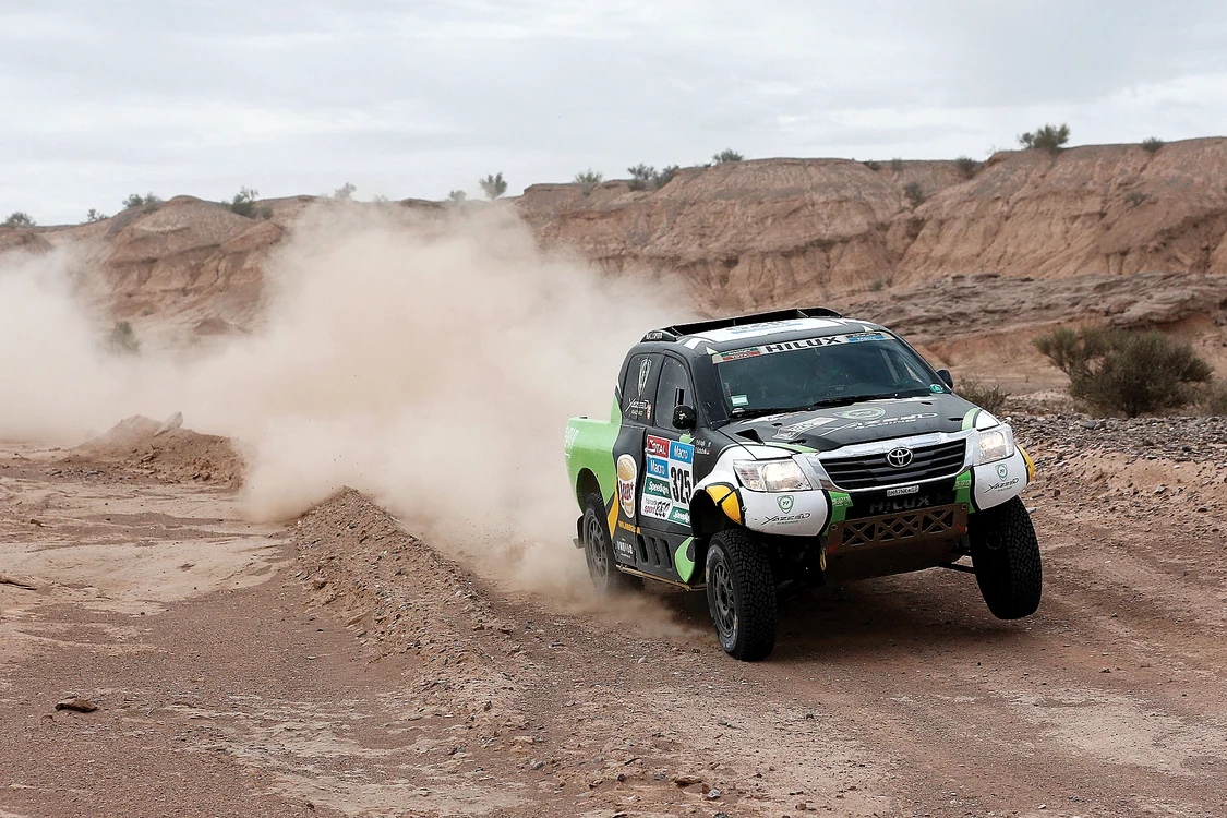 
    Membru al unei influente familii din Arabia Saudită, Yazeed Al Rajhi a abandonat Raliul Dakar, ratând stupid clasarea pe podium  