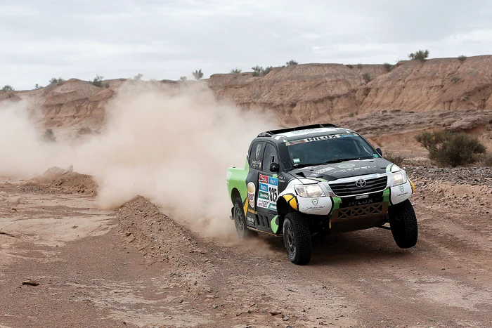 
    Membru al unei influente familii din Arabia Saudită, Yazeed Al Rajhi a abandonat Raliul Dakar, ratând stupid clasarea pe podium  