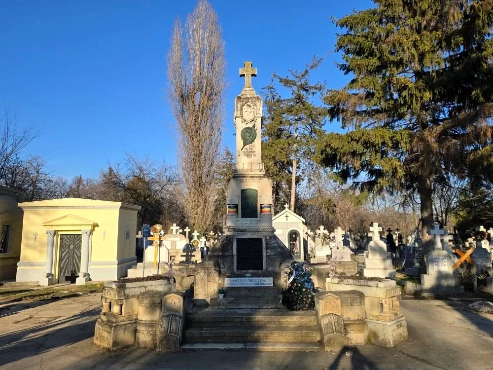 Escrocherii cu lucrări funerare sub haine preoțești. Percheziții în Cimitirul Bellu și la nouă adrese. Patru persoane au fost reținute