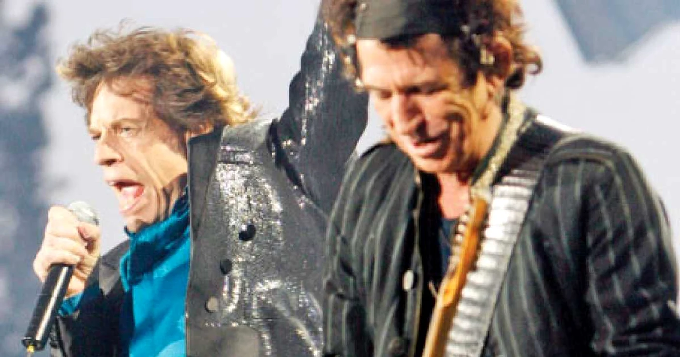 Mick Jagger (stânga) şi Keith Richards, în concert  