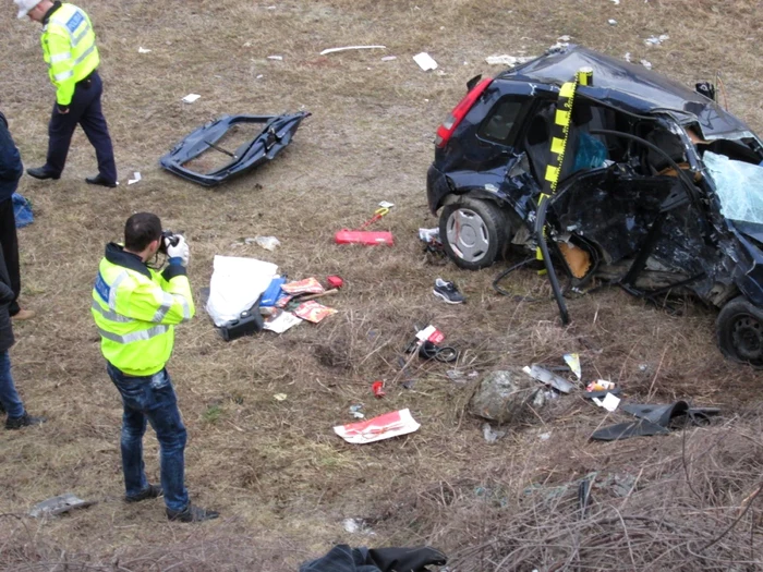 Un autoturism a plonjat peste parapet, pe campul de pe marginea drumului. Foto Adevarul