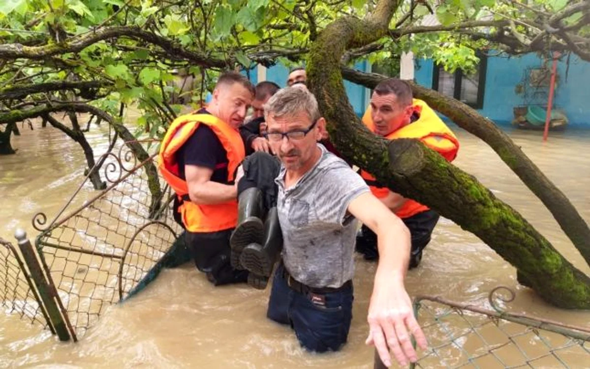 Patru oameni au fost evacuaţi din casele lor la Ohaba Lungă FOTO ISU Timiş