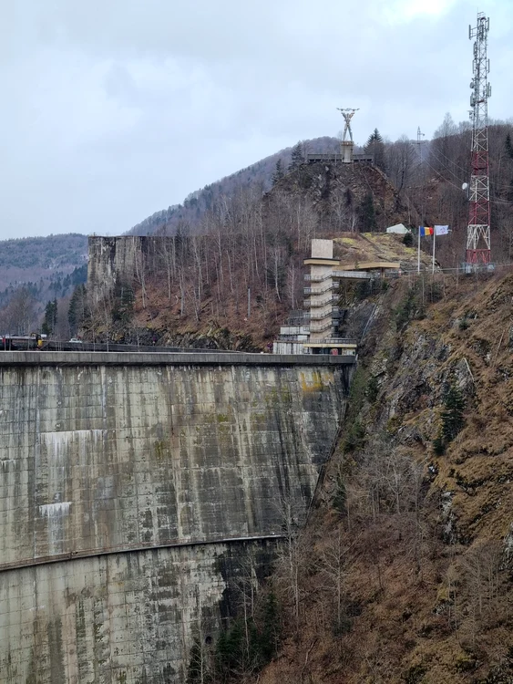 Statuia se află la 100 de metri de Barajul Vidraru FOTO Asociația Montană Vidraru