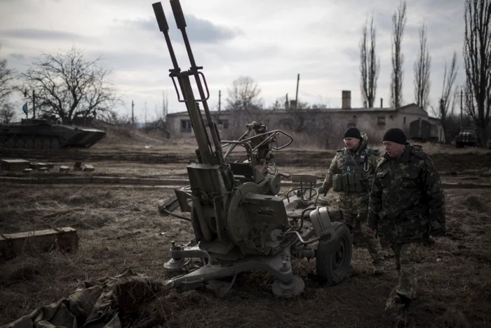 Membri ai armatei ucrainene mobilizaţi în apropiere de Debaltseve, estul Ucrainei FOTO AP / 8 feb 2015