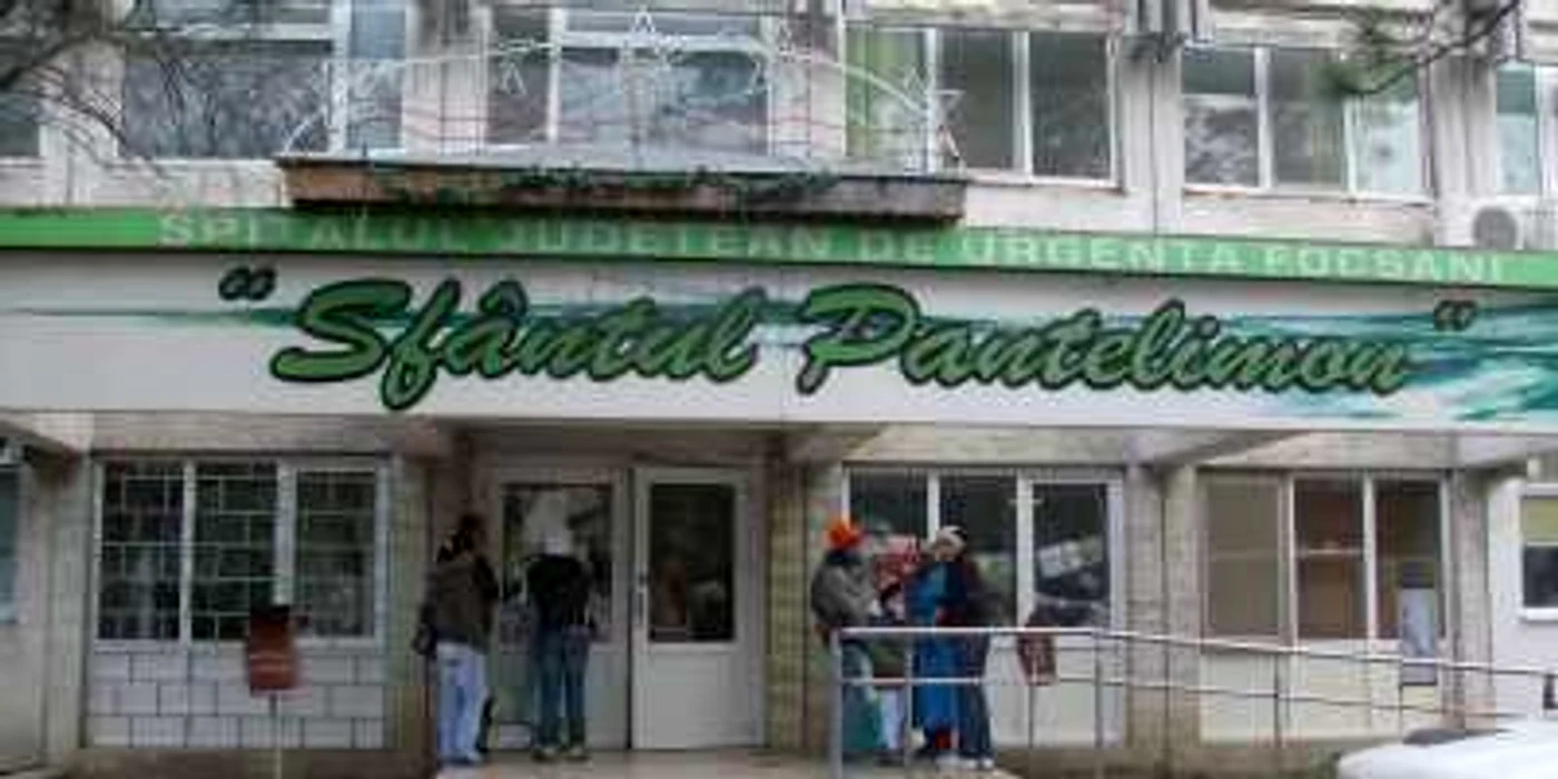 Bărbatul este internat la secţia de chirurgie a spitalului judeţean.