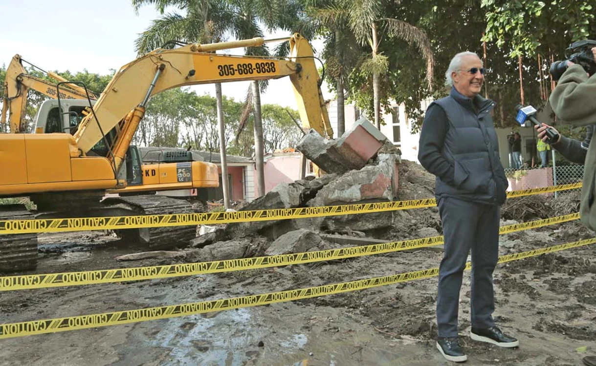 După ce a cumpărat casa din Miami a traficantului Pablo Escobar, afaceristul Christian de Berdouare a băgat buldozerul în ea