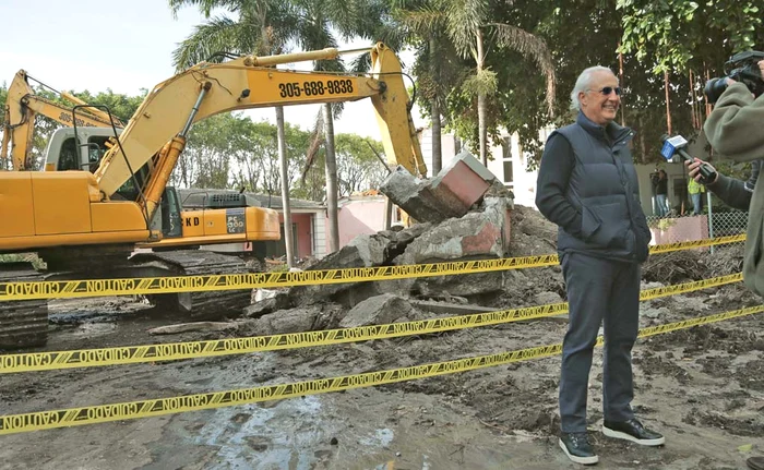 După ce a cumpărat casa din Miami a traficantului Pablo Escobar, afaceristul Christian de Berdouare a băgat buldozerul în ea