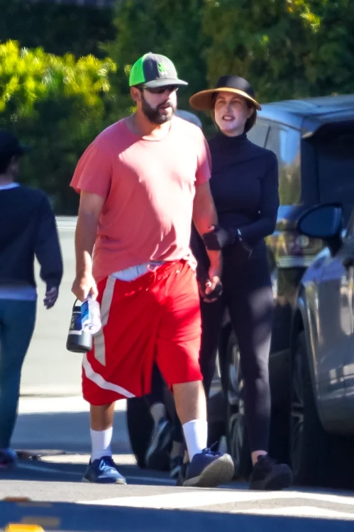  S-a făcut de râs  cu ţinuta neglijentă,  când a fost  pozat cu soţia. Foto: Profimedia