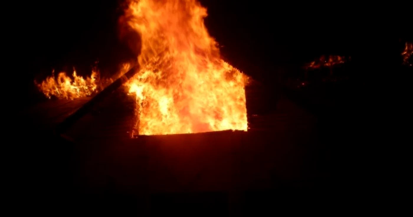 Vecinii şi pompierii voluntari din comună au stins incendiul