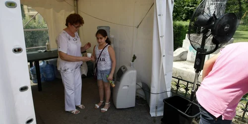 13 corturi anticaniculă, amenajate în sectorul 3