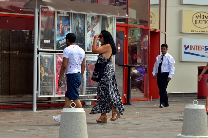 Narcisa Guţă a mers la cumpărături, însoţită de un bărbat (foto: Alex Muscaliu)