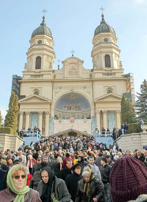 Ţiganii au înşelat oamenii la racla Cuvioasei Parascheva