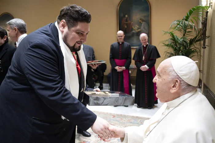 Tenorul Alin Stoica s-a întâlnit cu Papa Francisc Foto: Arhivă personală