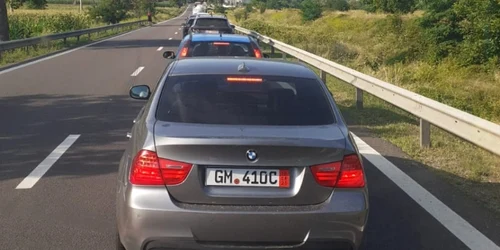 Cozi kilometrice de peste 20 km pe sens pe Valea Oltului la 4 ore de la un accident cu 9 victime la graniţa dintre Sibiu şi Vâlcea Foto Adevărul - credit Bogdan Neagu