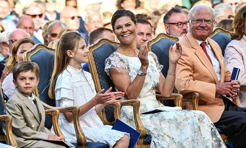 Printesa Mostenitoare Victoria a Suediei, alaturi de copiii sai, Printul Oscar si Printesa Estelle Jonas Ekstromer, Casa Regala Suedeza jpg