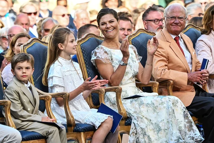 Printesa Mostenitoare Victoria a Suediei, alaturi de copiii sai, Printul Oscar si Printesa Estelle Jonas Ekstromer, Casa Regala Suedeza jpg