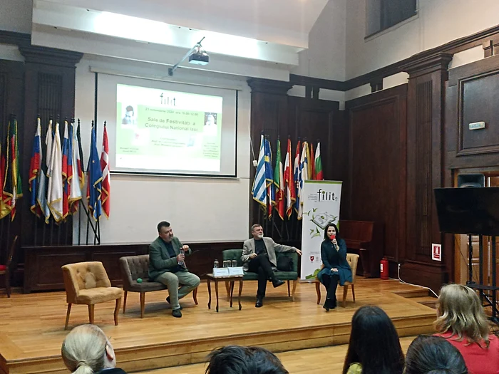 Bogdan O. Popescu și Matei Vișniec în dialog cu liceenii la Iași FOTO Denis Grigorescu