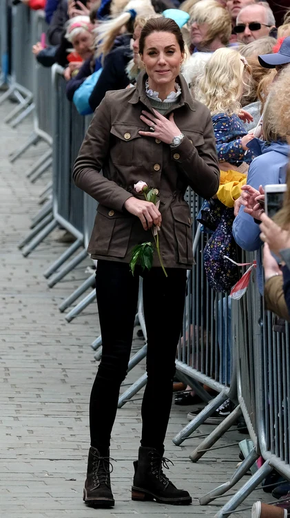 Kate Middleton arată la fel de bine în blugi așa cum o face și când poartă rochii demne de o prințesă