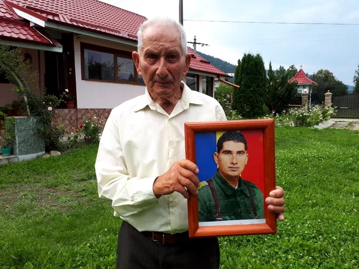 Gheorghe Grivasă la 94 de ani şi într-o fotografie din perioada armatei  FOTO: Florin Jbanca