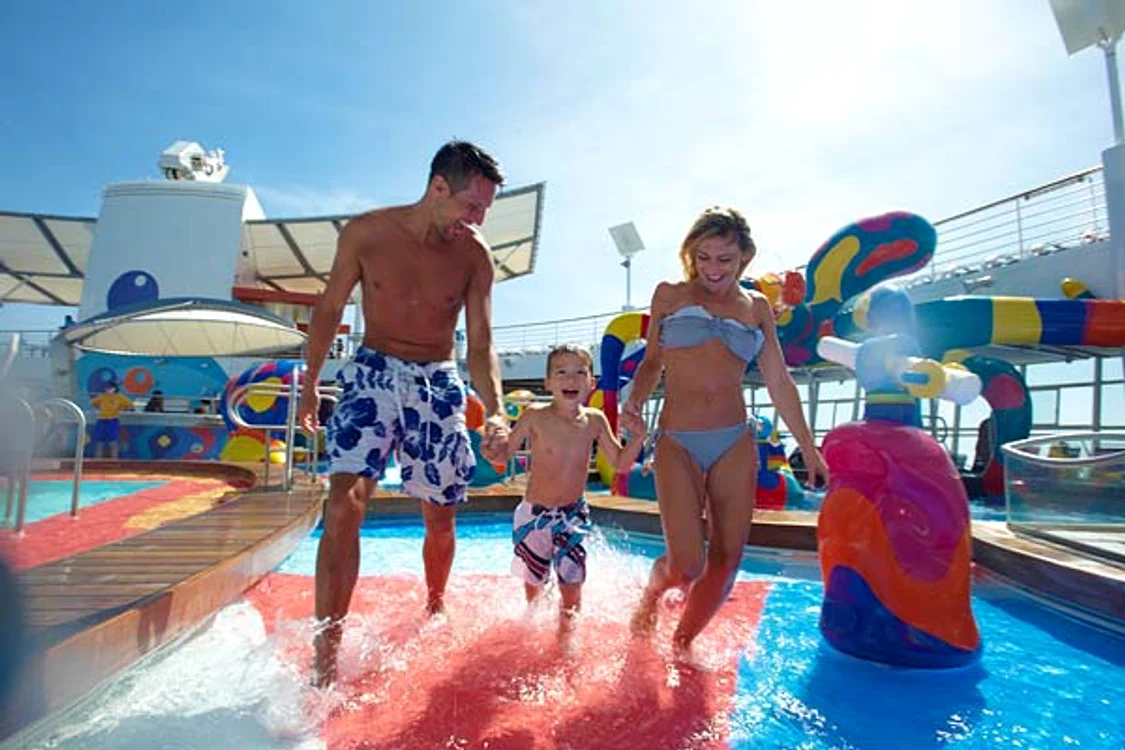 Printre atracţiile de pe vas se numără şi piscinele