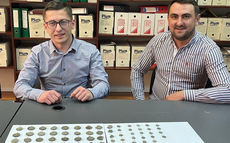 Tezaur de monede vechi, găsite într-o pădure din Gorj de doi tineri detectoriști. „Erau într-un colț liniștit al pădurii“