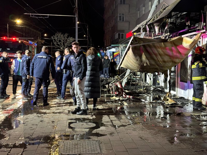 Piața de Flori din Târgu Jiu s-a făcut scrum în urma unui incendiu puternic. Focul amenința blocurile din jur
