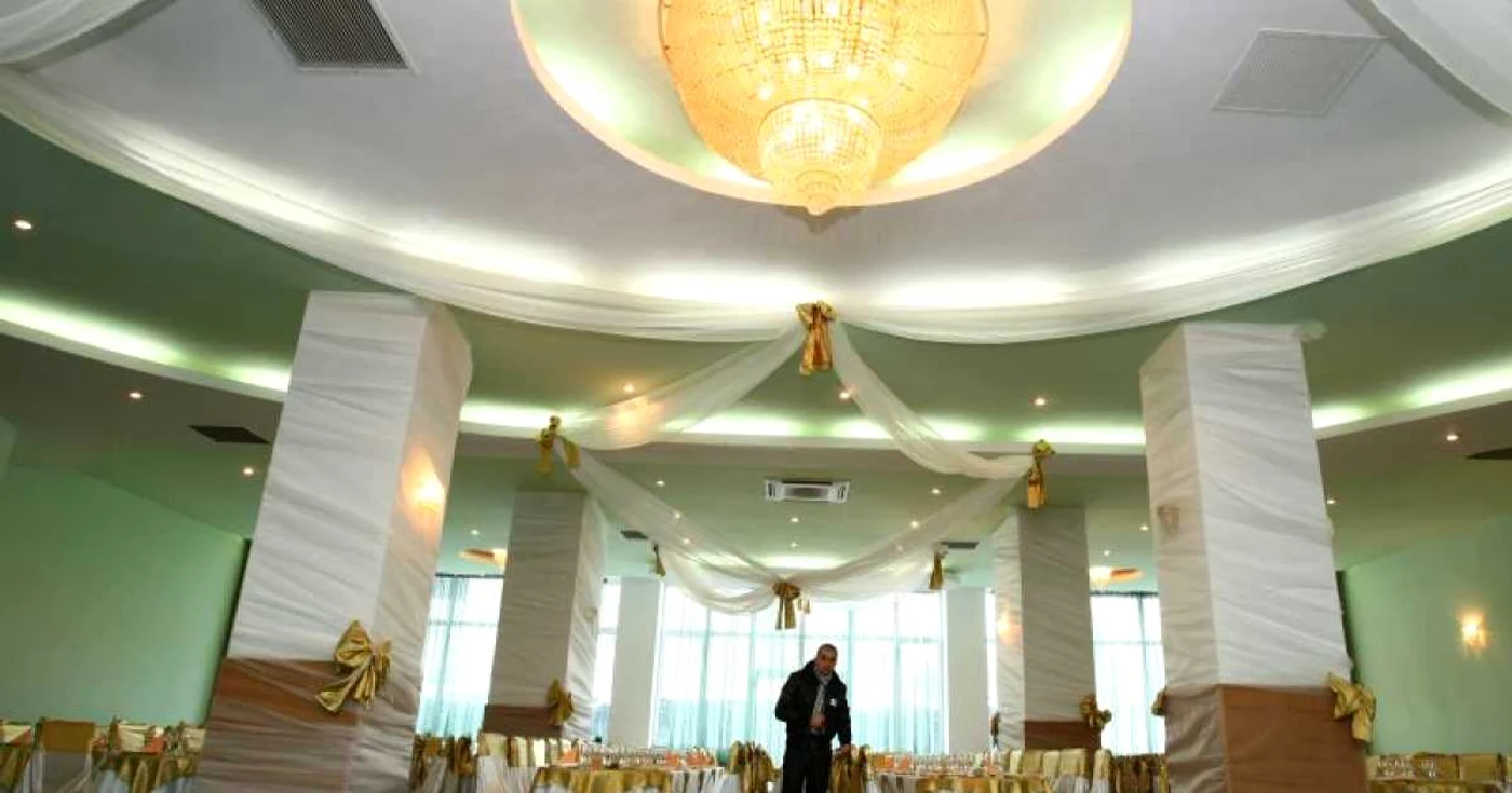 Aşa arată sala unui restaurant unde craiovenii vor servi masa de Revelion! 