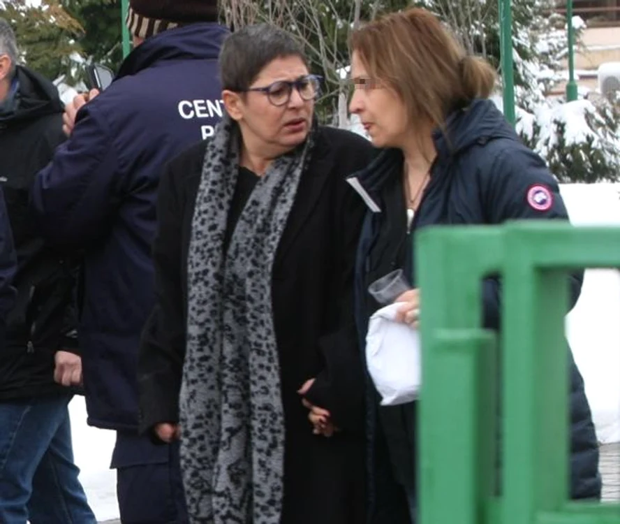Petruţa Gheorghe, îndurerată şi abătută la crematoriul unde a fost incinerat Andrei Gheorghe, în primăvara lui 2018