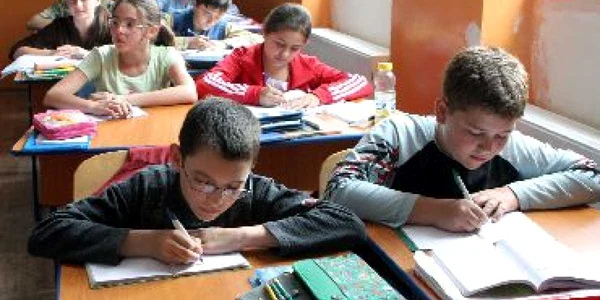 Bacău: Elevii din mediul rural au acces la burse de studiu